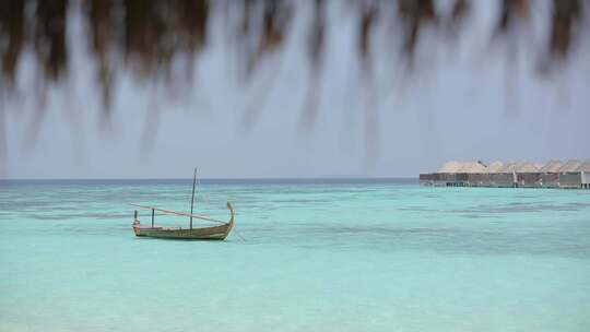 马尔代夫海边的小船