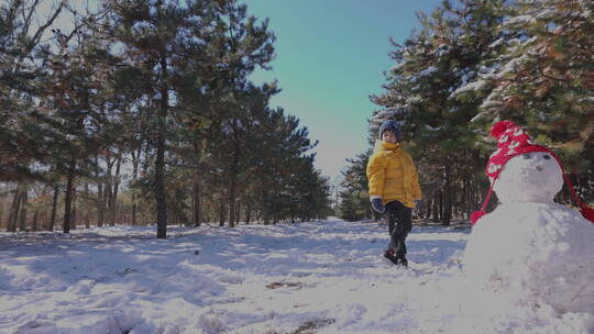 快乐儿童在雪地里打雪仗