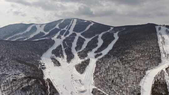 吉林松花湖滑雪场雪山滑雪场全景俯瞰延时