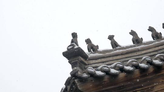 冬季古建房檐雪景