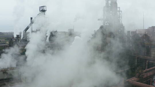 钢铁制造厂的烟雾视频素材模板下载