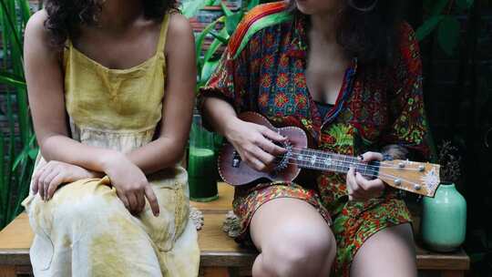 玩尤克里里的女人