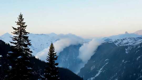 山间云雾缭绕的雪景风光