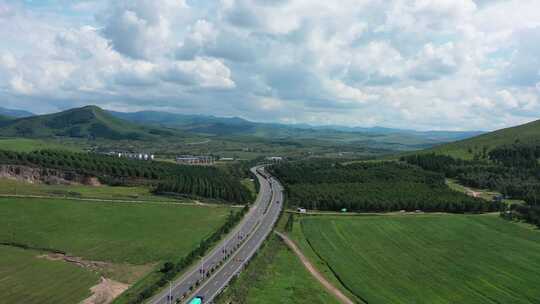 航拍草原天路 草原公路 公路上行驶的汽车