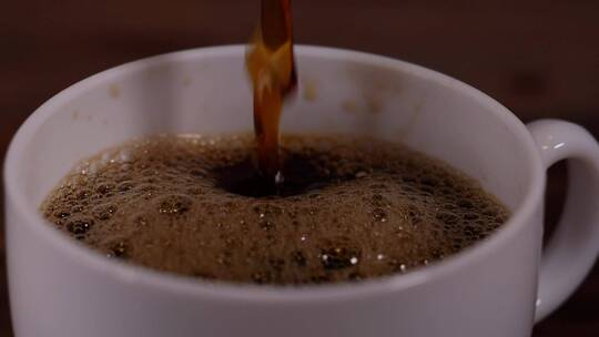倒咖啡特写慢镜头咖啡杯慢镜头