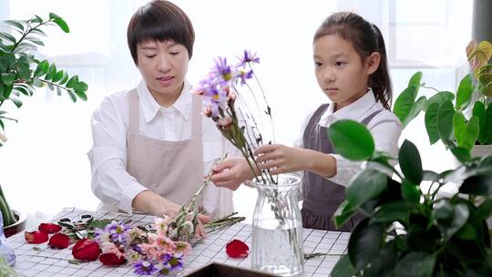 午后在阳光下修剪插花的中国母女