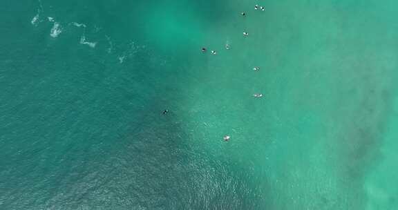 航拍浅水区到深水区海面