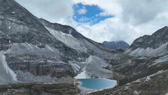 四川甘孜稻城亚丁风景区冰川湖牛奶海风光