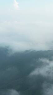 云雾中若隐若现的崖壁山