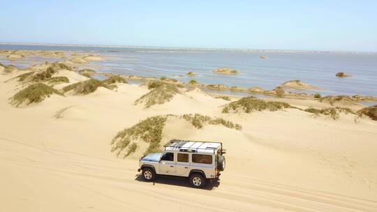 航拍一辆越野车在沙丘上行驶