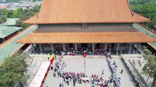 古建筑前传统仪式活动场景