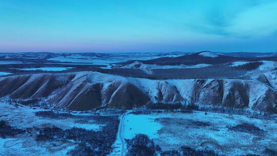 大兴安岭崇山峻岭阴云暮色雪景风光