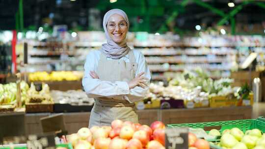 蔬菜区超市里戴着头巾的穆斯林妇女的肖像，视频素材模板下载