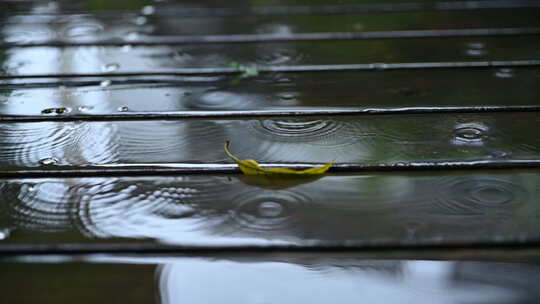 倒影 下雨