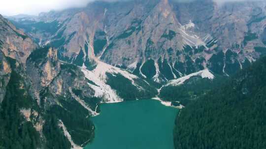 美丽的布雷斯湖景观拉戈迪布雷斯浪漫的地方与木桥和船在