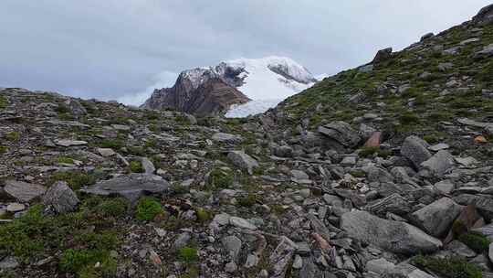 攀登中山峰登山队徒步进山第一视角见冰塔林