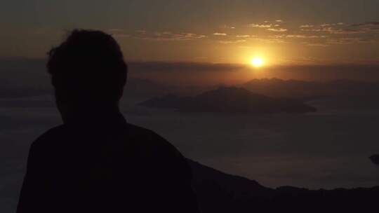 男人在夕阳下的剪影视频素材模板下载