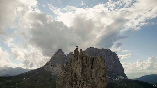 登山运动员站在多洛米蒂陡峭的岩石上；戏剧性的空中立管