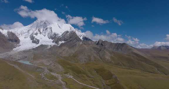 琼穆岗日雪山