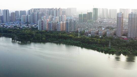 4k航拍俯瞰城市风光绿化河流公园