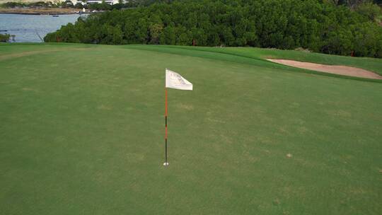 环绕高尔夫球洞旗帜的拍摄素材