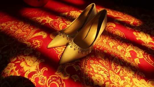 中式婚鞋置于中式花纹红布上