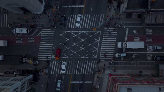 空中鸟眼头顶自上而下汽车驶过十字路口行人