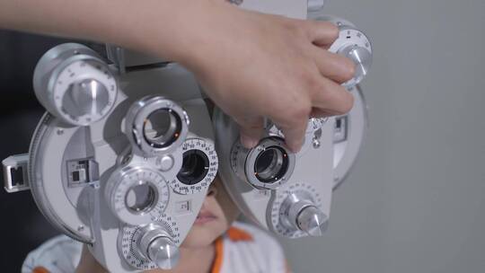 眼科医生为儿童做眼部视力检查验光配镜