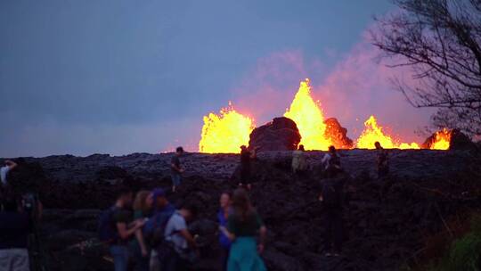基拉韦厄火山在夜间喷发视频素材模板下载
