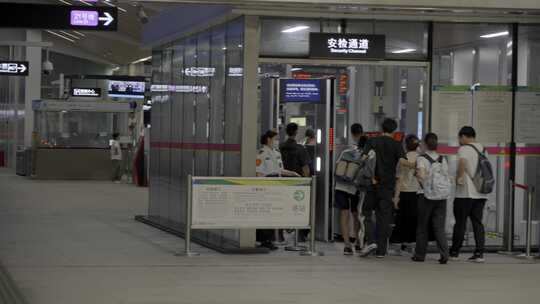 广州黄埔区长平站地铁有轨电车开出