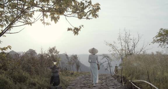 女人在山中散步