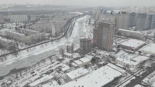 冰冻河流旁建筑工地的无人机镜头