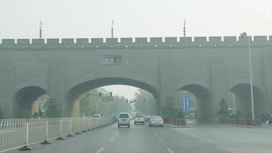 西安车拍绕玉祥门古城墙视频素材模板下载