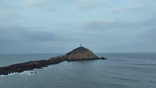 阴天海岛航拍大海岛屿乌云海洋下雨天海岸线