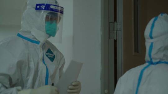 新冠疫情下穿防护服忙碌的疾控中心工作人员