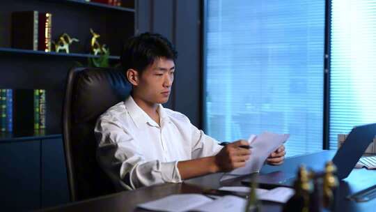 创业男子加班办公