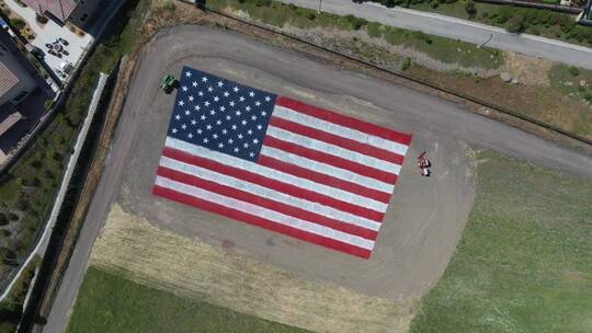 美国国旗画在地上