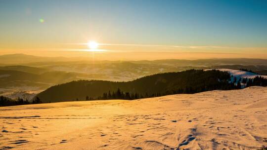 山上日落时分的冬季景观