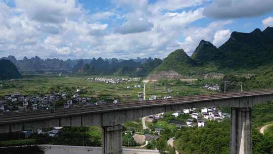 高架桥下的村庄与远处的青山绿水