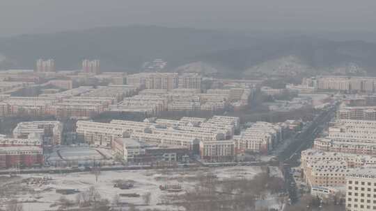 被雪覆盖的建筑屋顶景