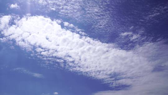 天空实拍阳光云朵太阳蓝天白云阳光穿透云层