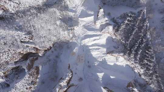 沟壑纵横的黄土高原雪景