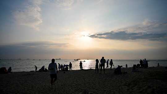 海南三亚椰梦长廊傍晚夕阳沙滩人物剪影