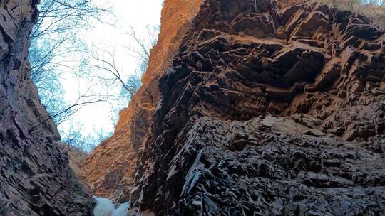 冬季深幽峡谷里的冰挂