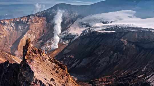 从活火山空中冒出的烟