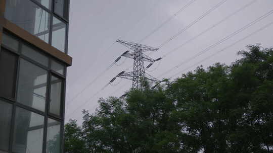 小区附近的电力铁塔视频素材模板下载