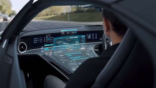 车内男子操作智能中控屏