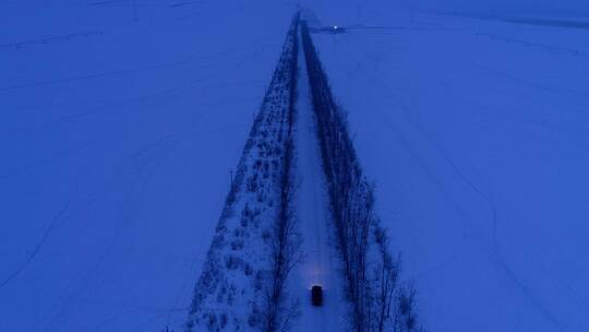 航拍呼伦贝尔雪夜一辆越野车在雪原行驶