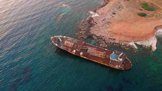 塞浦路斯海岸黄金时段Edro III沉船的自上而下视频素材模板下载