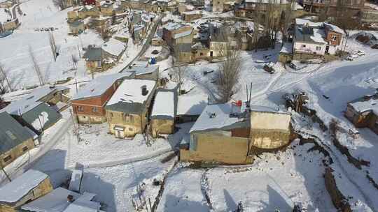 下雪摧毁了阿富汗贫困的城镇房屋地理